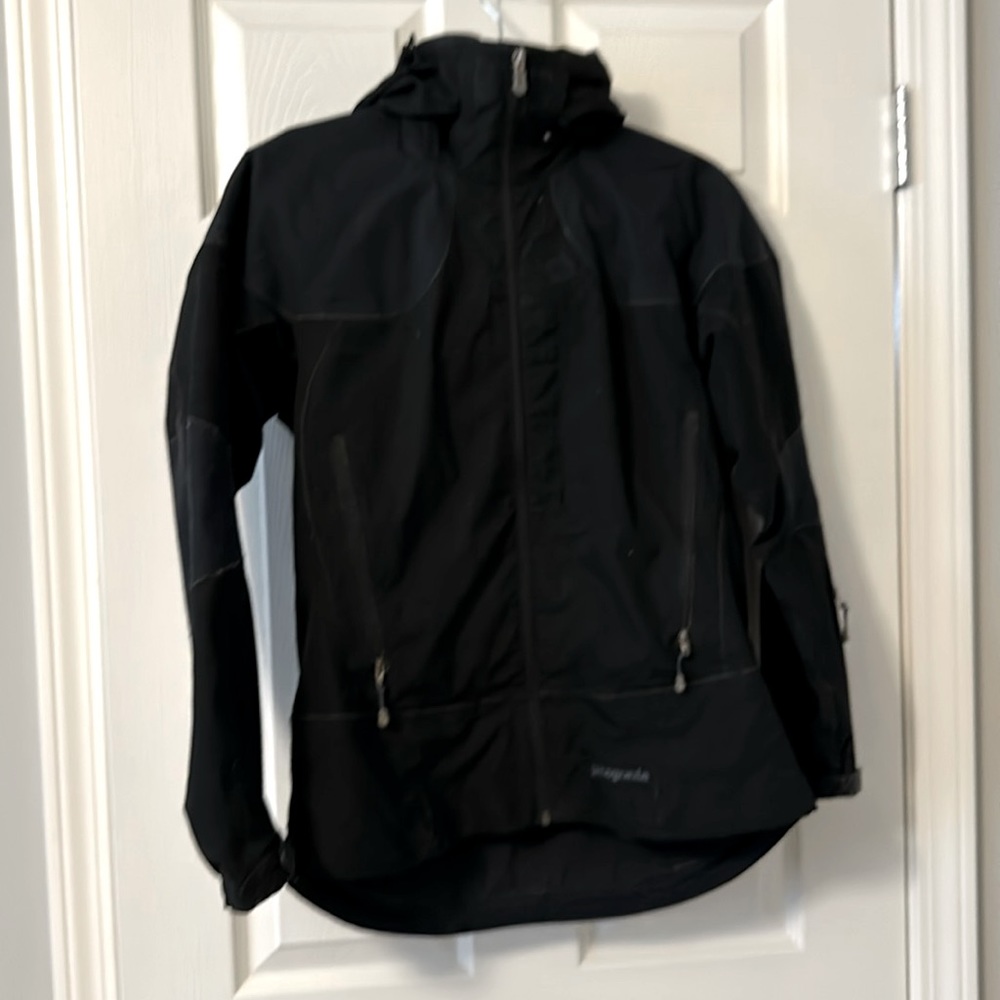 Women’s M Patagonia jacket with molded seams.
